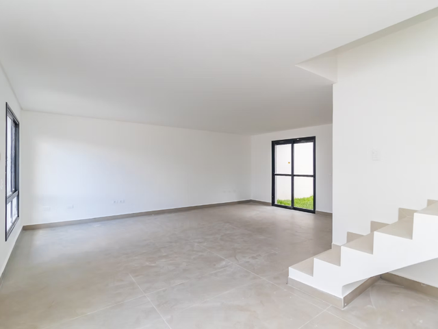 Sobrado com 147m² 3 quartos e 2 banheiros, à venda, no bairro Xaxim em Curitiba