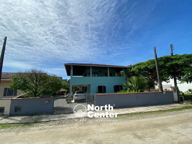 Sobrado com 390m² 4 quartos e 3 banheiros, à venda, no bairro Costeira em Balneário Barra do Sul