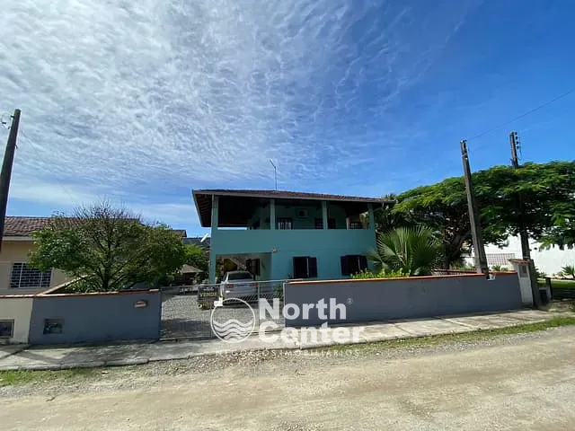 Sobrado com 390m² 4 quartos e 3 banheiros, à venda, no bairro Costeira em Balneário Barra do Sul
