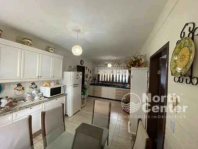 Sobrado com 390m² 4 quartos e 3 banheiros, à venda, no bairro Costeira em Balneário Barra do Sul