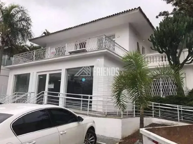 Sobrado com 556m², para alugar, no bairro Pacaembu em São Paulo