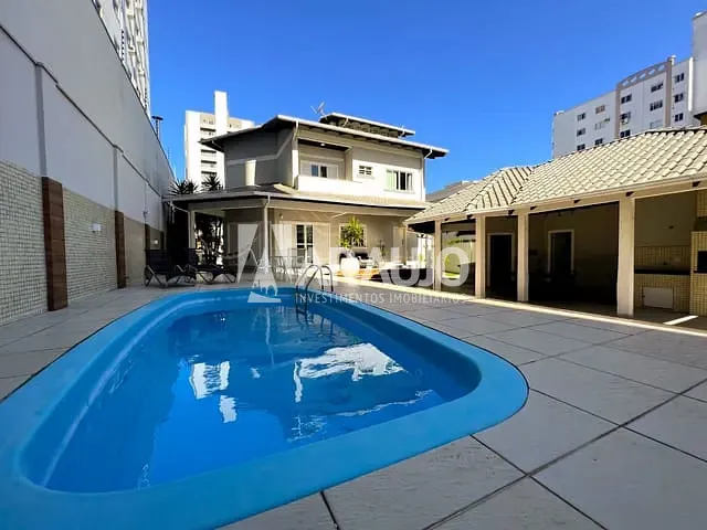 Sobrado com 950m² 6 quartos e 5 banheiros, à venda, no bairro Vila Operária em Itajaí