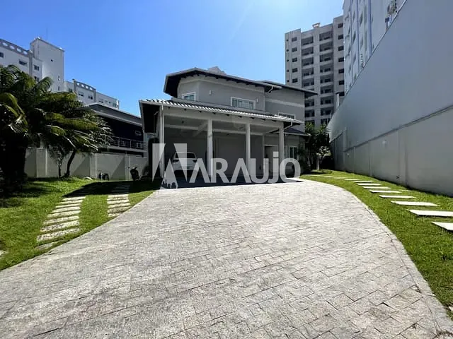 Sobrado com 950m² 6 quartos e 5 banheiros, à venda, no bairro Vila Operária em Itajaí