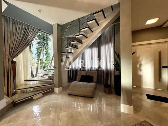 Sobrado com 950m² 6 quartos e 5 banheiros, à venda, no bairro Vila Operária em Itajaí