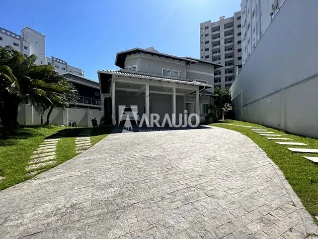 Sobrado com 950m² 6 quartos e 5 banheiros, à venda, no bairro Vila Operária em Itajaí