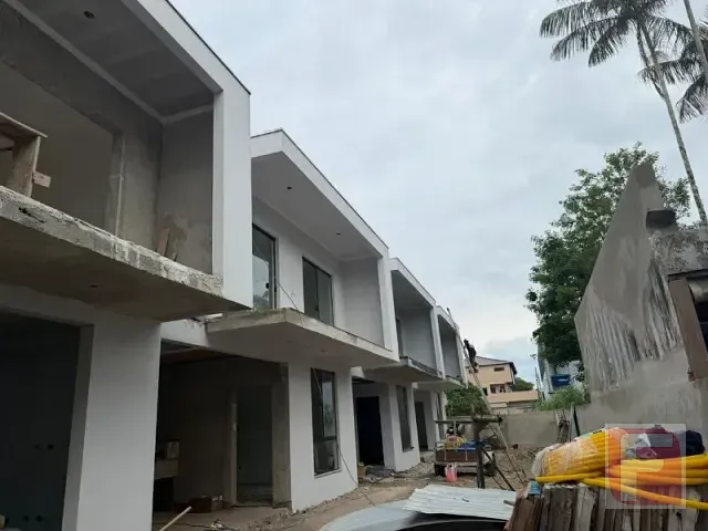 Sobrado 3 quartos e 2 banheiros, à venda, no bairro Centro em Itapoá