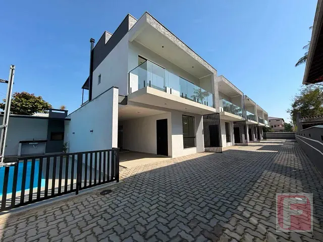 Sobrado 3 quartos e 2 banheiros, à venda, no bairro Centro em Itapoá