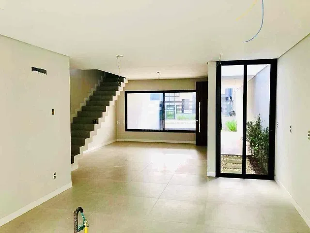 Sobrado 3 quartos e 4 banheiros, à venda, no bairro Saguaçu em Joinville