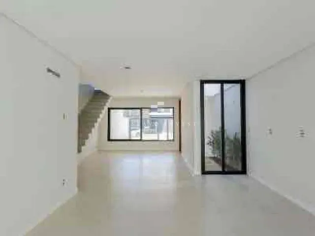 Sobrado 3 quartos e 4 banheiros, à venda, no bairro Saguaçu em Joinville