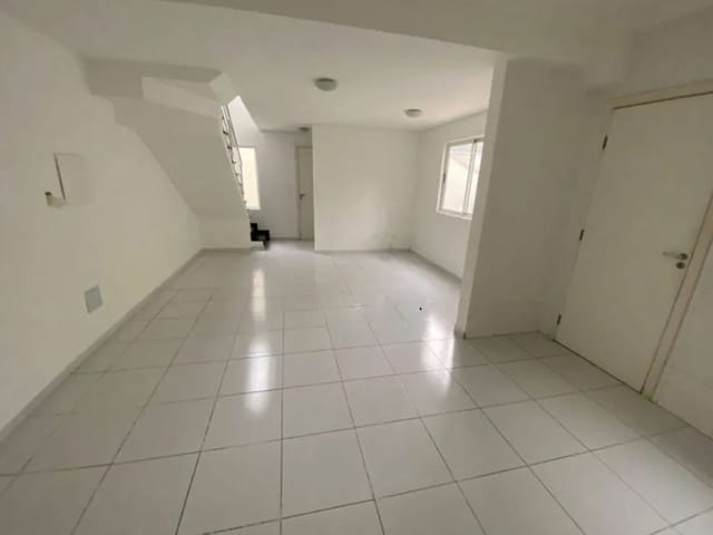 Sobrado com 90m² 3 quartos e 2 banheiros, à venda, no bairro Uberaba em Curitiba