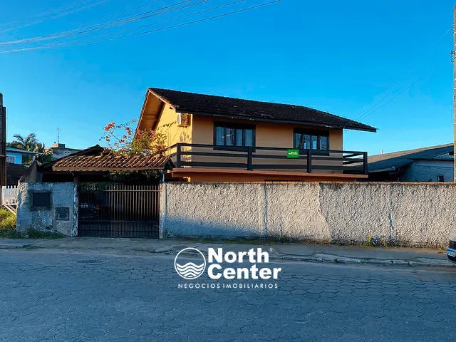 Sobrado com 2700m² 3 quartos e 2 banheiros, à venda, no bairro Centro em Balneário Barra do Sul