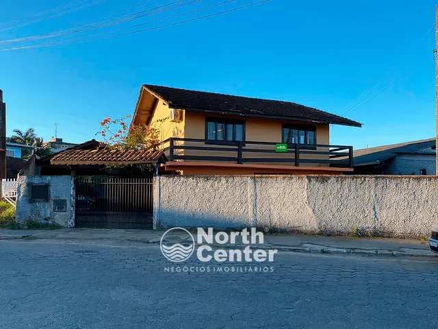 Sobrado com 2700m² 3 quartos e 2 banheiros, à venda, no bairro Centro em Balneário Barra do Sul