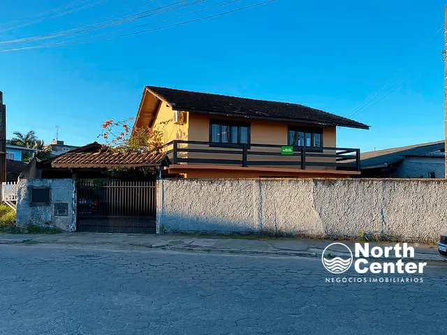 Sobrado com 2700m² 3 quartos e 2 banheiros, à venda, no bairro Centro em Balneário Barra do Sul