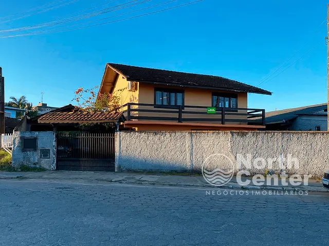 Sobrado com 2700m² 3 quartos e 2 banheiros, à venda, no bairro Centro em Balneário Barra do Sul