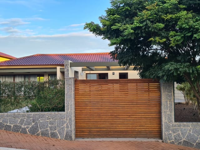 Casa com 1000m² 5 quartos e 2 banheiros, à venda, no bairro Praia da Rasa em Armação dos Búzios