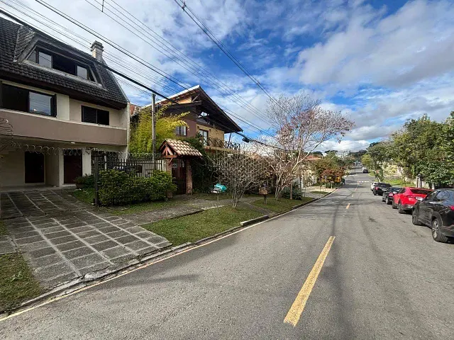 Sobrado 3 quartos e 3 banheiros, à venda, no bairro Mercês em Curitiba