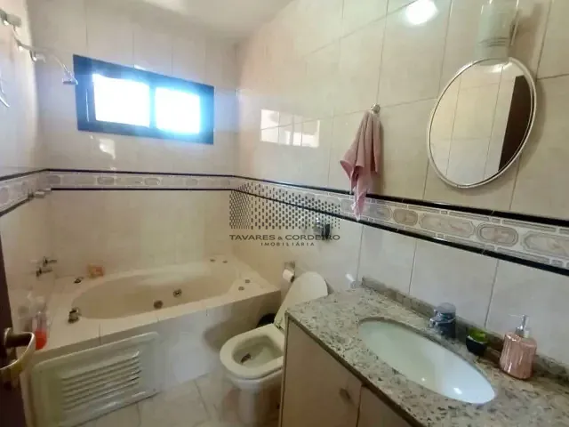 Sobrado 3 quartos e 3 banheiros, à venda ou para alugar, no bairro Mercês em Curitiba