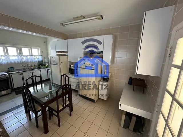 Sobrado com 313m², à venda, no bairro Martim de Sá em Caraguatatuba
