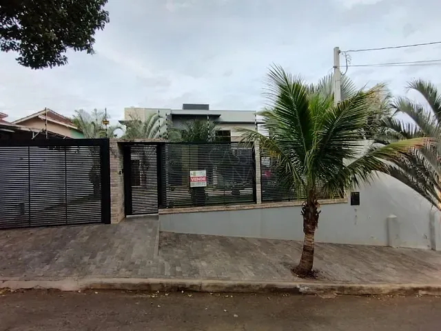Sobrado com 600m² 4 quartos e 5 banheiros, à venda, no bairro Centro em Apucarana