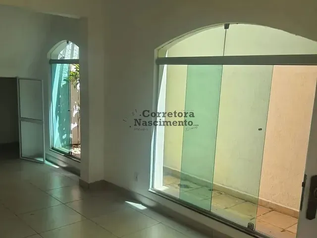 Sobrado com 250m², para alugar, no bairro Jardim Satélite em São José dos Campos