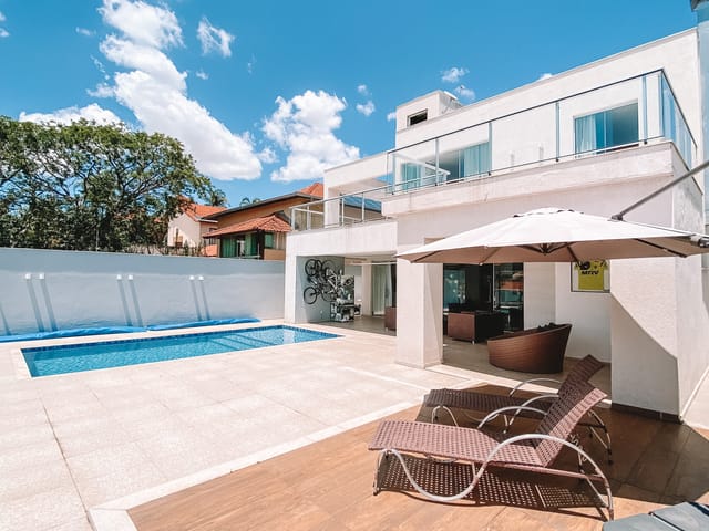 Foto do Casa - Maravilhosa Casa á venda, com  3 quartos sendo 1 com suíte, espaço para lazer com campo de futebol no bairro Trevo, Belo Horizonte, MG. | Deltalar Imóveis