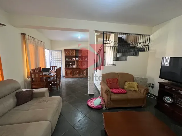 Sobrado 2 quartos e 2 banheiros, à venda, no bairro Jardim Petrópolis em Pirassununga