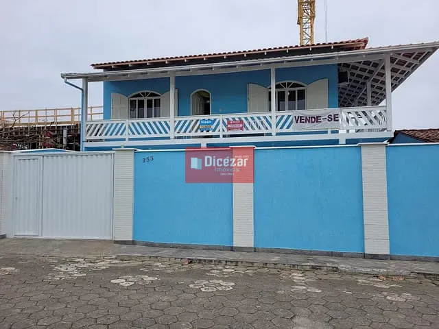 Sobrado com 186m² 4 quartos e 2 banheiros, à venda, no bairro Praia de Armação em Penha
