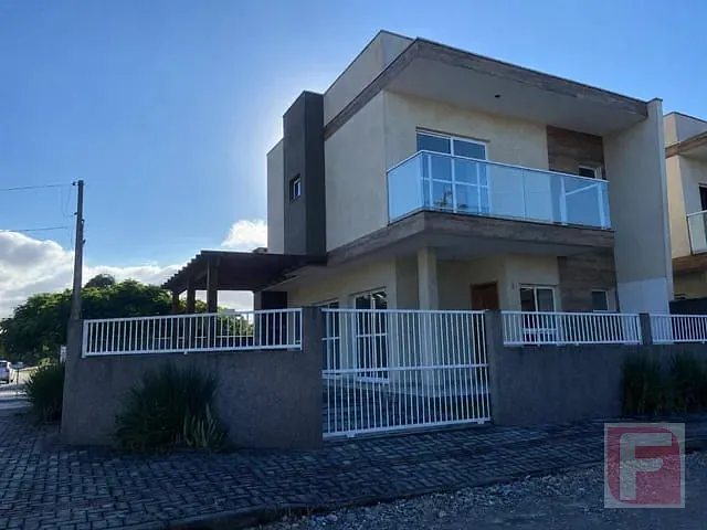 Sobrado 3 quartos e 2 banheiros, à venda, no bairro Cambijú em Itapoá