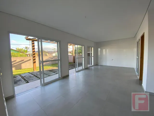 Sobrado 3 quartos e 2 banheiros, à venda, no bairro Cambijú em Itapoá