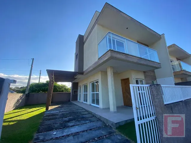 Sobrado 3 quartos e 2 banheiros, à venda, no bairro Cambijú em Itapoá