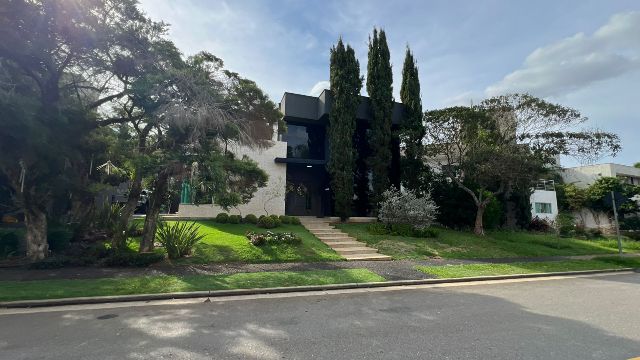Sobrado com 700m² 5 quartos e 7 banheiros, para alugar, no bairro Residencial Alphaville Flamboyant em Goiânia