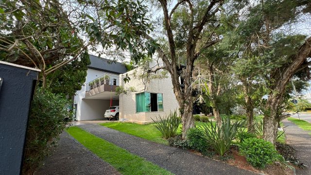 Sobrado com 700m² 5 quartos e 7 banheiros, para alugar, no bairro Residencial Alphaville Flamboyant em Goiânia