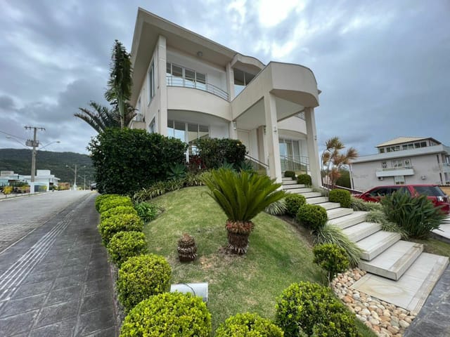 Sobrado com 890m² 3 quartos e 5 banheiros, à venda, no bairro Ingleses do Rio Vermelho em Florianópolis