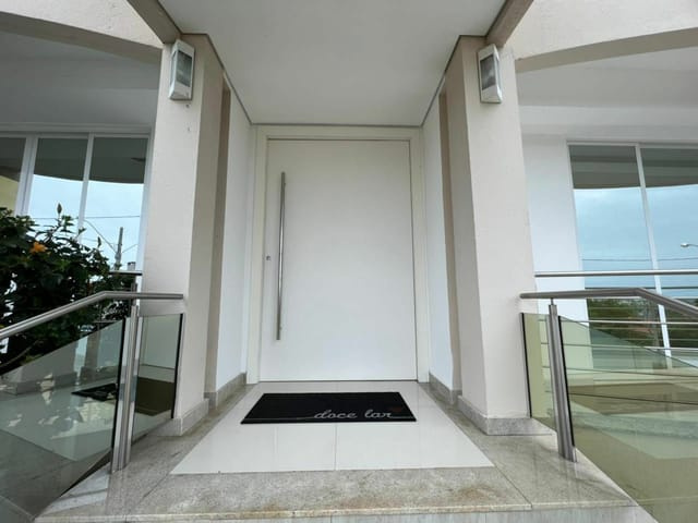 Sobrado com 890m² 3 quartos e 5 banheiros, à venda, no bairro Ingleses do Rio Vermelho em Florianópolis