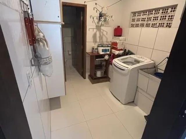 Sobrado com 552m² 7 quartos e 4 banheiros, à venda, no bairro Capão Raso em Curitiba