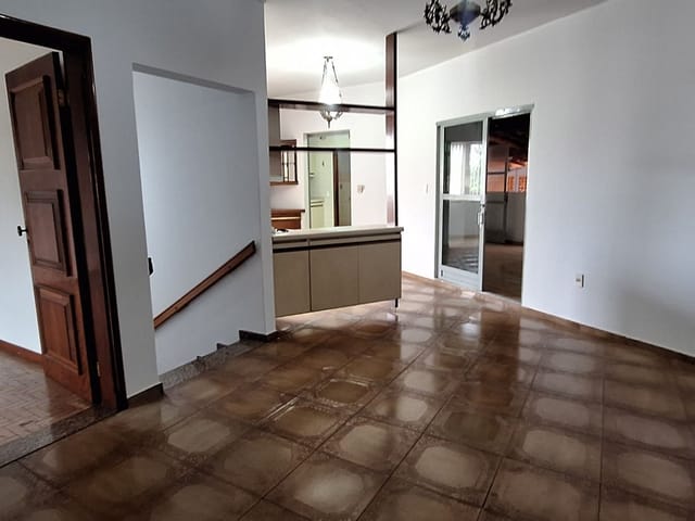 Sobrado com 140m² 5 quartos e 3 banheiros, para alugar, no bairro Centro em Cambé