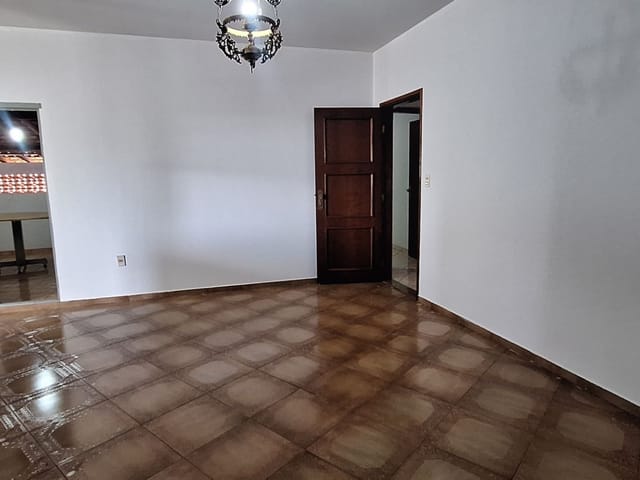 Sobrado com 140m² 5 quartos e 3 banheiros, para alugar, no bairro Centro em Cambé