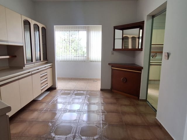 Sobrado com 140m² 5 quartos e 3 banheiros, para alugar, no bairro Centro em Cambé