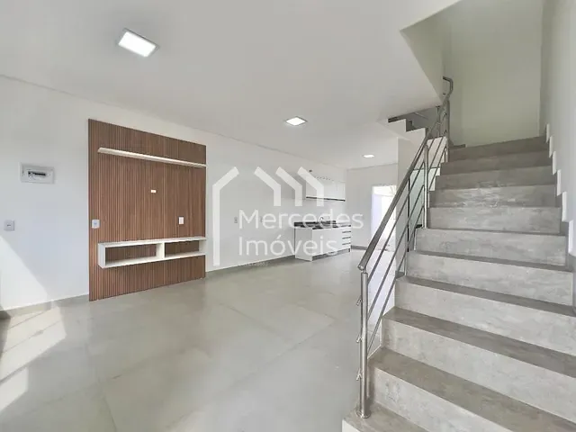 Sobrado com 100m² 2 quartos e 2 banheiros, à venda, no bairro Espinheiros em Itajaí