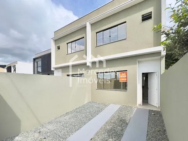 Sobrado com 100m² 2 quartos e 2 banheiros, à venda, no bairro Espinheiros em Itajaí