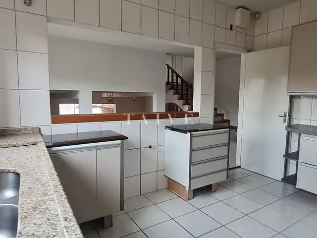 Sobrado com 390m² 3 quartos e 5 banheiros, à venda ou para alugar, no bairro Quebec em Londrina