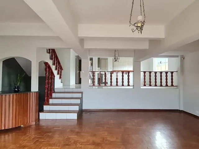 Sobrado com 390m² 3 quartos e 5 banheiros, à venda ou para alugar, no bairro Quebec em Londrina