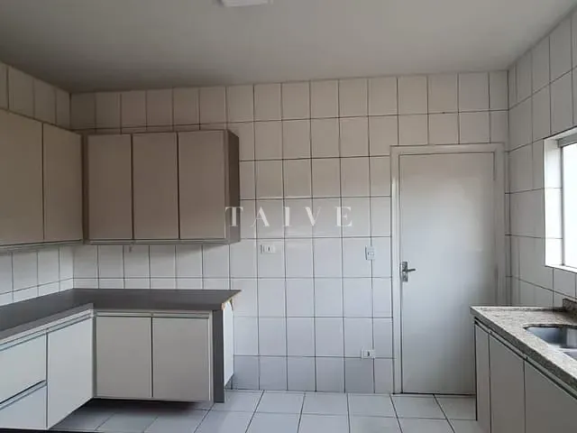 Sobrado com 390m² 3 quartos e 5 banheiros, à venda ou para alugar, no bairro Quebec em Londrina