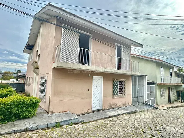 Sobrado com 200m² 3 quartos e 3 banheiros, à venda, no bairro Capão Raso em Curitiba