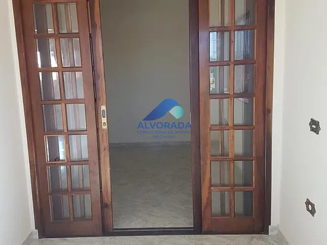 Sobrado com 211m² 4 quartos e 3 banheiros, à venda, no bairro Jardim Uirá em São José dos Campos