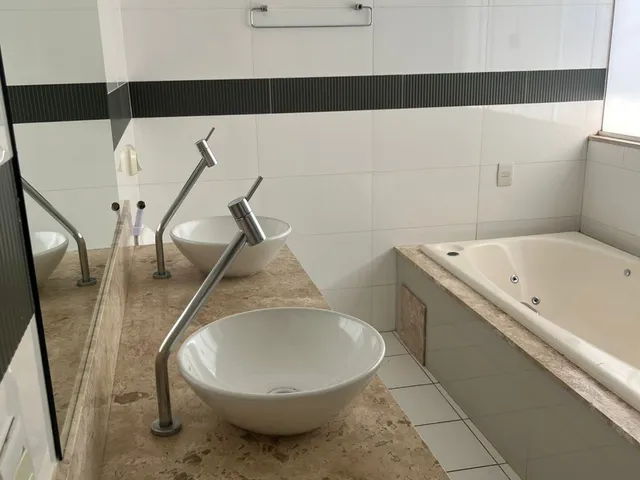 Sobrado com 410m² 4 quartos e 5 banheiros, para alugar, no bairro Jardins Madri em Goiânia