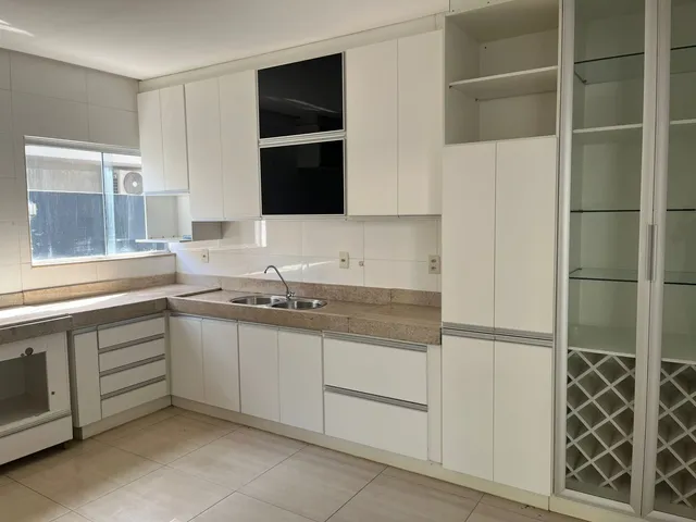 Sobrado com 410m² 4 quartos e 5 banheiros, para alugar, no bairro Jardins Madri em Goiânia