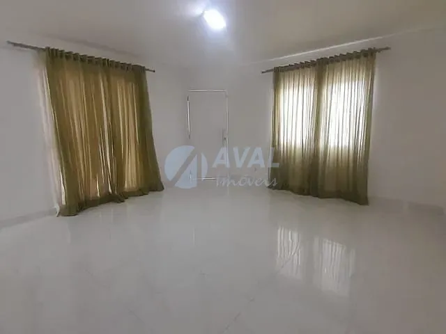 Sobrado 3 quartos e 2 banheiros, para alugar, no bairro Alto Tarumã em Pinhais
