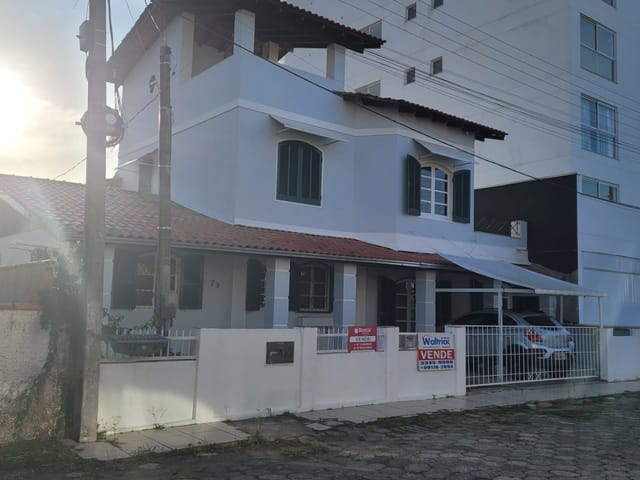 Sobrado com 250m² 4 quartos e 3 banheiros, à venda, no bairro Praia do Quilombo em Penha