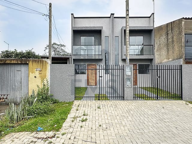 Sobrado 2 quartos e 2 banheiros, à venda, no bairro Campo de Santana em Curitiba
